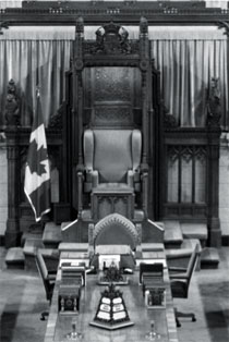 Photo du fauteuil du Président et du Bureau des greffiers