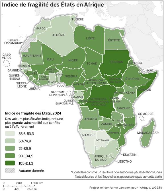 Cette carte illustre l'indice de fragilité des États africains, en date de 2024. Des valeurs plus élevées indiquent une plus grande vulnérabilité aux conflits ou à l'effondrement. Les classes de l'indice sont les suivantes : 53,6-59,9, 60-74,9, 75-89,9, 90-104,9 et 105-111,3. Les pays de la classe inférieure sont le Botswana, le Cabo Verde et la Namibie. Les pays de la classe supérieure sont la République démocratique du Congo, la Somalie, le Soudan du Sud et le Soudan. Il n'y a pas de données pour le Sahara-Occidental.