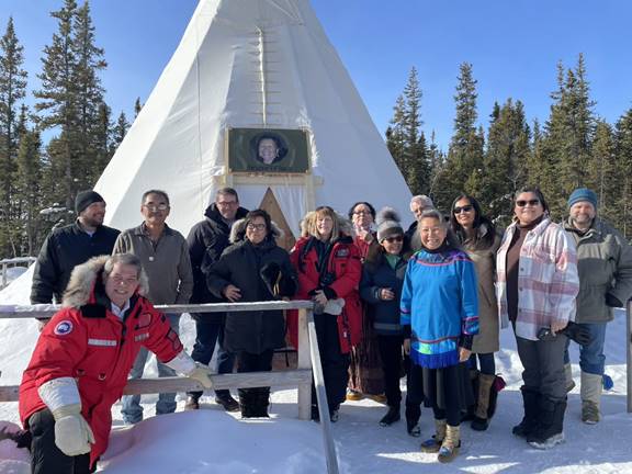 La figure 1 est une photo des membres du Comité permanent des affaires autochtones et du Nord avec des membres de la communauté lors d’une visite à l’Arctic Indigenous Wellness Foundation à Yellowknife, Territoires du Nord-Ouest.