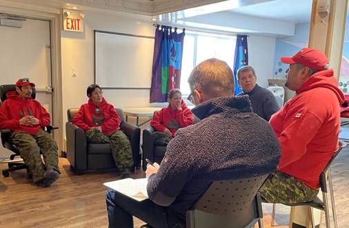 La figure 4 est une photo des membres du Comité permanent des affaires autochtones et du Nord lors d’une rencontre avec des membres des Rangers canadiens à Kugluktuk, au Nunavut.